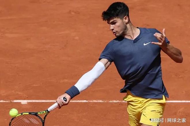 足球比赛中 足球比赛中